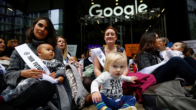 Ekologick hnut Exctinction Rebellion (Vzpoura proti vyhynut) zorganizovalo demonstraci ped sdlem firmy Google v Londn. (16.10.2019)