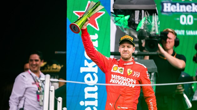 Sebastian Vettel s hnusnou trofej za triumf pi Velk cen Mexika formule 1.