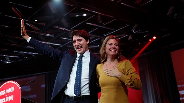 Ldr kanadskch liberl a zrove kanadsk premir Justin Trudeau se svou manelkou Sophi po kanadskch parlamentnch volbch. (22. jna 2019)