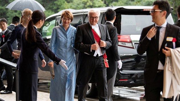 Nmeck prezident Frank-Walter Steinmeier a jeho ena Elke Budenbender se zastnili slavnostnho ceremonilu pi pedstaven novho japonskho csae. (22. jna 2019)