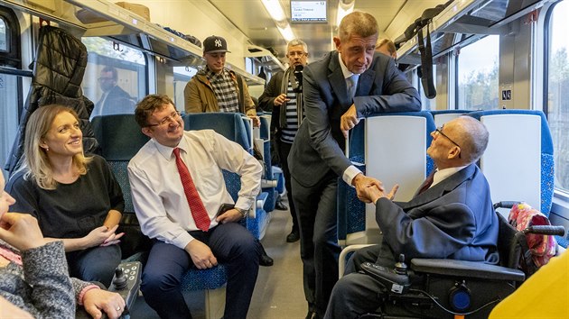 Premir Babi se zastn konference o jednoduch monostech cestovn eleznic pro handicapovan. (29. jna 2019)