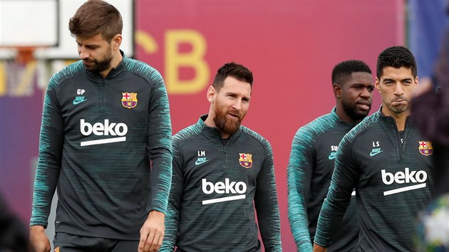 Gerard Pique, Lionel Messi, Samuel Umtiti a Luis Surez bhem pedzpasovho trninku v centru Joana Gampera v Barcelon ped utknm Ligy mistr na Slavii.