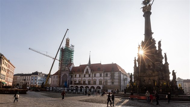 Vyzvedávání čtrnáct metrů vysokého a devět a půl tuny těžkého kusu nové špice opravované radniční věže v Olomouci na Horním náměstí. (23. října 2019)