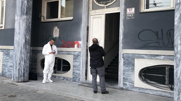 Na místě střelby dorazili policisté v civilu i technici v bílých kombinézách.