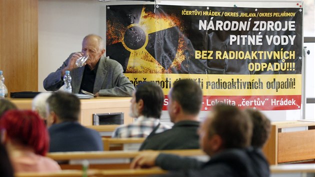 Spíše než diskusí o rizicích úložiště bylo setkání v Pelhřimově promýšlením strategie, jak prosadit, aby stavba nevznikla v lokalitě Čertův hrádek, a pokud možno nikde v Česku. Kampaň chtějí odpůrci opřít o zdroje pitné vody a evropské rozvodí.