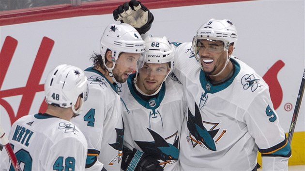 Tom Hertl, Brenden Dillon, Kevin Labanc a Evander Kane (zleva) slav gl San Jose.