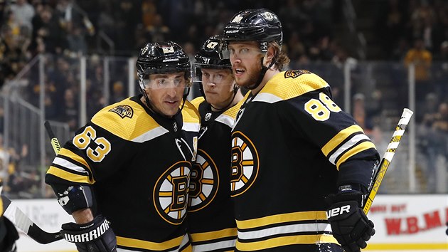 David Pastrk (vpravo), Brad Marchand a Torey Krug slav gl Bostonu.