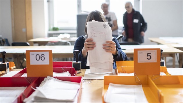 vcai hlasovali v Curychu v parlamentnch volbch. (20. jna 2019)
