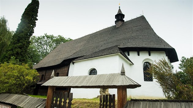Pamtkov chrnn polodevn kostelk pochzejc ze 16. stolet spravuje Muzeum regionu Valasko.