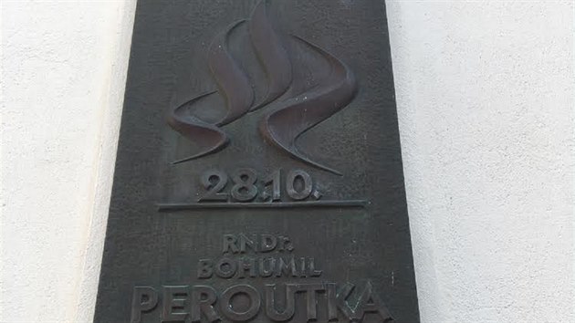 V roce 1994 byla v atriu vsetnskho zmku instalovna pamtn deska. Prv zde se 28. jna 1969 Bohumil Peroutka pokusil o sebevradu uplenm.