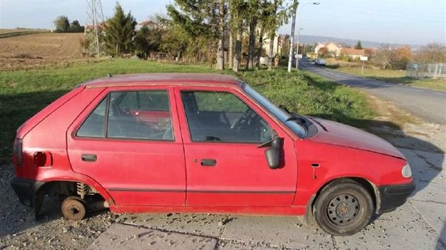 idi odstavil kvli porue auto na poln cest, zlodji z nj ukradli nemalou st vnitn i vnj vbavy vetn kol.