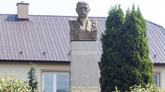 Busta T. G. Masaryka v Louce z roku 1919 byla zejm jeho vbec prvn odhalenou sochou po vzniku eskoslovenska. Mstnm se ji podailo postupn uchrnit ped znienm nacisty i komunisty.