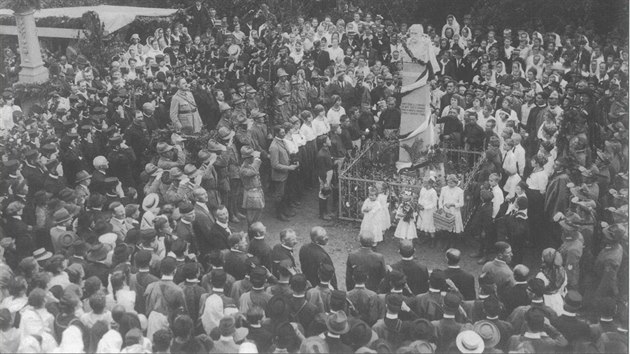 Masarykovu bustu odhalili za velk asti obyvatel v Louce u 3. srpna roku 1919. Byla tak zejm vbec prvn v nov vznikl republice.