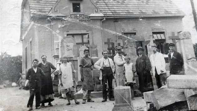 Historick fotografie zachycujc rodinu kamenka Josefa Hemzala, autora busty T. G. Masaryka v obci Louka.