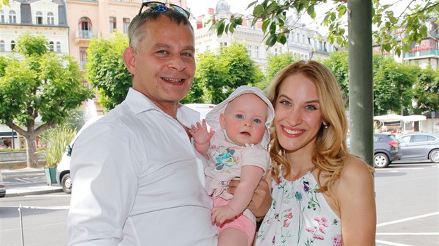 Filip Ren s manelkou Mari a dcerou Sofi (Karlovy Vary, 4. ervence 2018)