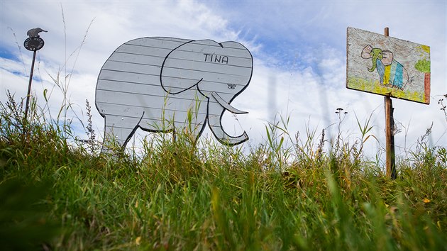 Msto rozebranho plechovho slona u silnice do Trutnova nkdo postavil novho ze deva.