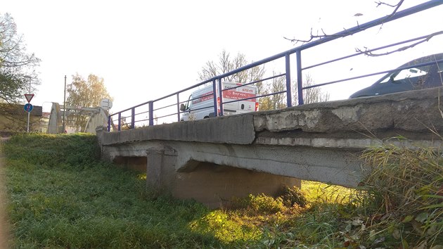 Vech pt povodovch most mezi Tnitm a Albrechticemi trp koroz i rozpadem betonu.