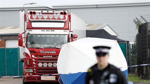 Britsk policie zasahuje v prmyslovm komplexu ve mst Grays, kde byl nalezen kamion s 39 mrtvolami ukrytmi v nvsu. (23. jna 2019)