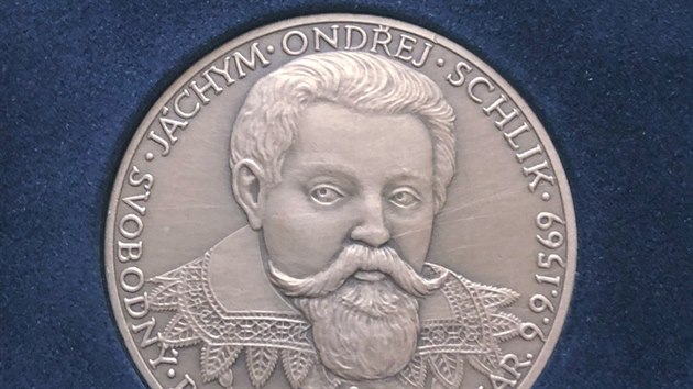 Potomci rodu Schlik nechali razit pamtn medaile ke kulatm vrom Jchyma Ondeje Schlika i k mapovn Prachovskch skal.