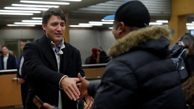 Kanadsk premir Justin Trudeau rno po volbch v montrealskm metru zdravil cestujc. (22. jna 2019)