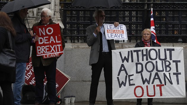 Ped britskm parlamentem demonstrovali pznivci brexitu. (22. jna 2019)