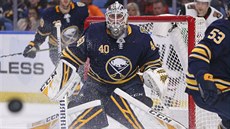 Carter Hutton v brance Buffala sleduje puk. Carter Hutton v brance Buffala sleduje puk.