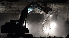 Provoz na dálnici D4 nedaleko Řitky u Prahy policie zastavila kvůli demolici... Provoz na dálnici D4 nedaleko Řitky u Prahy policie zastavila kvůli demolici...