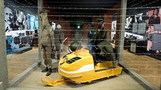 Skafandr Josefa Škopa (vlevo) a sněžný skútr TZM 640 Buran na výstavě Technika... Skafandr Josefa Škopa (vlevo) a sněžný skútr TZM 640 Buran na výstavě Technika...
