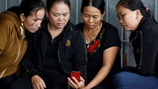 Vietnamské rodiny se obávají, e mezi mrtvými jsou jejich píbuzní. (26. íjna...