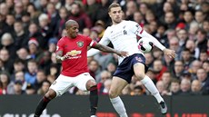 Ashley Young z Manchesteru United (vlevo) se tlačí za balonem přes Jordana... Ashley Young z Manchesteru United (vlevo) se tlačí za balonem přes Jordana...