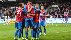 Plzetí fotbalisté se radují z gólu, který vstelil Tomá Chorý proti Baníku.