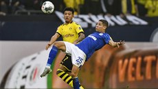 Amine Harit ze Schalke (vpravo) se snaží odkopnout balon před napadajícím... Amine Harit ze Schalke (vpravo) se snaží odkopnout balon před napadajícím...