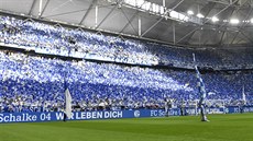 Pohled na fanouky Schalke bhem vestfálského derby proti Dortmundu.