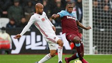 David McGoldrick ze Scheffieldu (vlevo) a Issa Diop z West Hamu v souboji o mí.