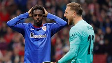 Inaki Williams z Bilbaa lituje promarnné ance, ped ním je gólman Atlética...