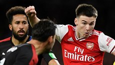 Kieran Tierney, obránce Arsenalu, odehrává mí v utkání proti Crystal Palace.