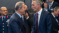 Šéf NATO Jens Stoltenberg a turecký ministr obrany Hulusi Akar Šéf NATO Jens Stoltenberg a turecký ministr obrany Hulusi Akar