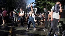 Násilné protesty v posledních dnech ochromily Santiago de Chile. Kvůli... Násilné protesty v posledních dnech ochromily Santiago de Chile. Kvůli...