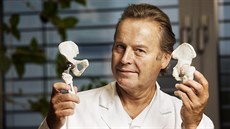 Profesor Tomáš Trč je přednostou Kliniky dětské a dospělé ortopedie a... Profesor Tomáš Trč je přednostou Kliniky dětské a dospělé ortopedie a...