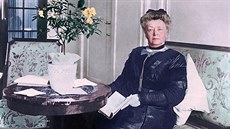 Baronka Bertha von Suttnerová na kolorované fotografii z roku 1912. Baronka Bertha von Suttnerová na kolorované fotografii z roku 1912.