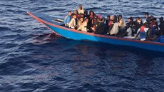 Lo migrant zachránná libyjskou pobení stráí v Stedozemním moi (18....