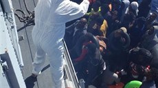 Migranti zachránní libyjskou pobení stráí v Stedozemním moi. (18. íjna...