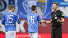 MARNÝ PROTEST. Fotbalisté Kielu ve druhé německé lize se dohadují s rozhodčím... MARNÝ PROTEST. Fotbalisté Kielu ve druhé německé lize se dohadují s rozhodčím...