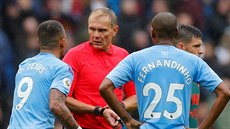 Fotbalisté Manchesteru City Gabriel Jesus a Fernandinho protestují u rozhodího...