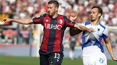 Mattia Bani z Boloni (vlevo) a Manolo Gabbiadini ze Sampdorie Janov (vpravo)... Mattia Bani z Boloni (vlevo) a Manolo Gabbiadini ze Sampdorie Janov (vpravo)...