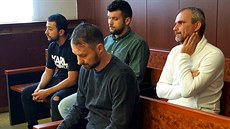 Obžalovaní z výroby nelegálního alkoholu v jednací síni (zprava): údajný šéf... Obžalovaní z výroby nelegálního alkoholu v jednací síni (zprava): údajný šéf...