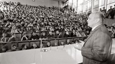 Před stávkujícími studenty na Stavební fakultě ČVUT v Praze vystoupil v... Před stávkujícími studenty na Stavební fakultě ČVUT v Praze vystoupil v...