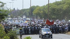 V Zimbabwském hlavním mst Harare protestovaly proti sankcím tisíce lidí. (25....