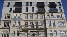 Krabicová nástavba s balkony, posazená na budově v brněnské Křenové ulici z... Krabicová nástavba s balkony, posazená na budově v brněnské Křenové ulici z...