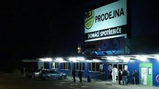 Před prodejnou Alza v pražských Horních Počernicích 26. října postřelil... Před prodejnou Alza v pražských Horních Počernicích 26. října postřelil...